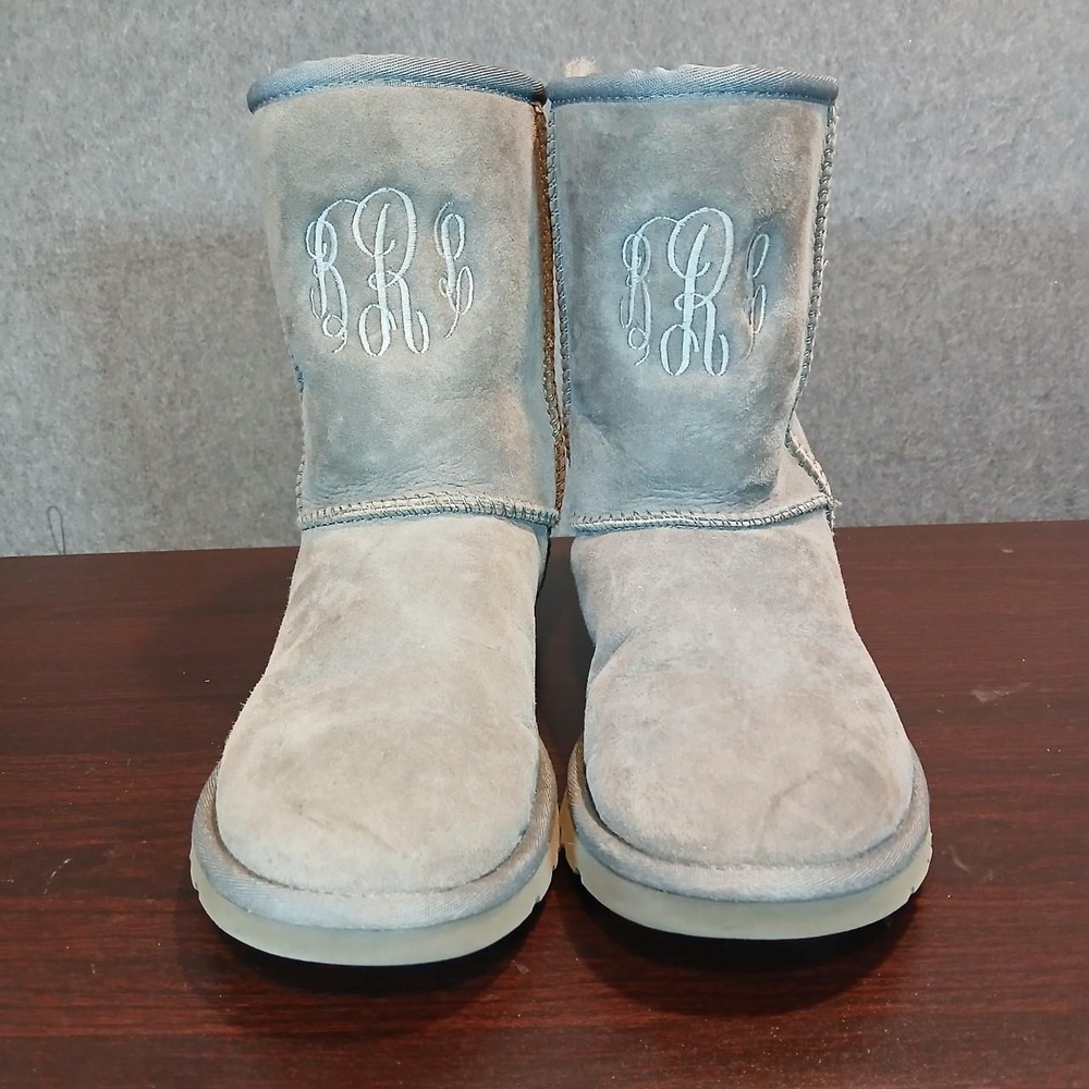 Ugg boots size 6 monogramed preppy warm y2k laguna beach sheepskin leather 2000s